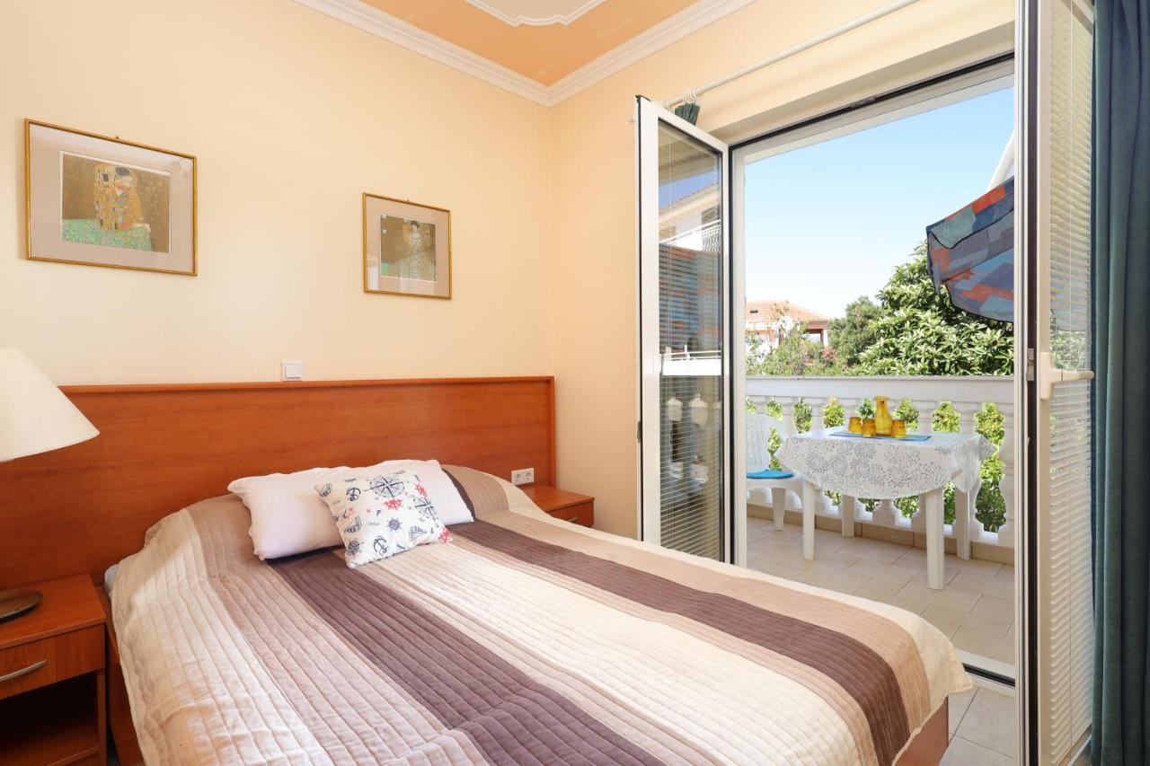 Family Friendly Seaside Apartments Brodarica, Sibenik - 15270 Exteriör bild