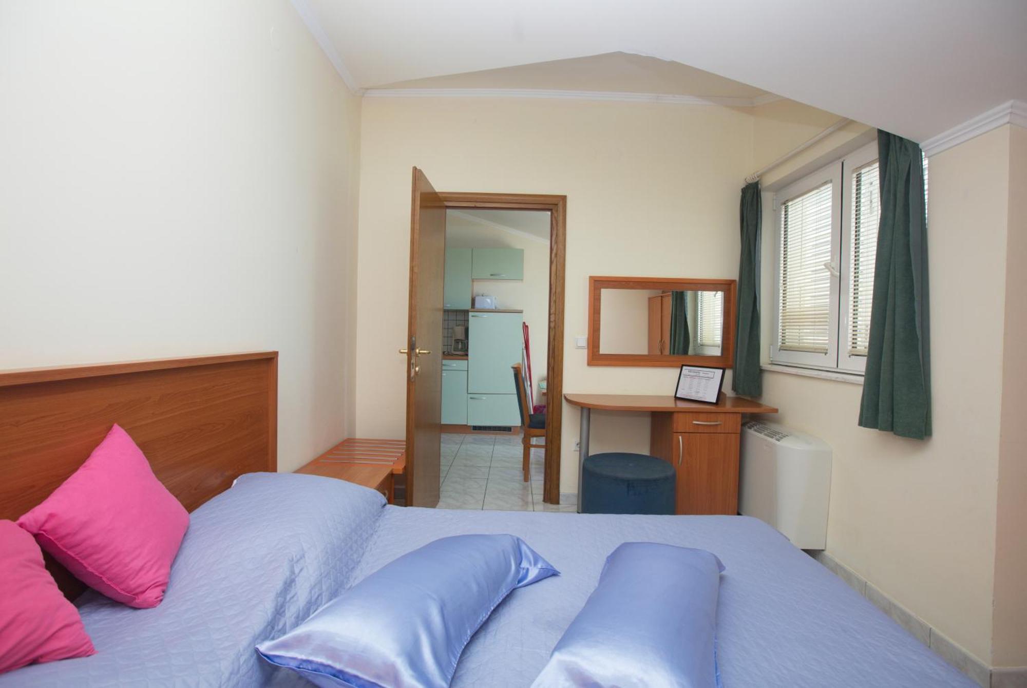 Family Friendly Seaside Apartments Brodarica, Sibenik - 15270 Rum bild