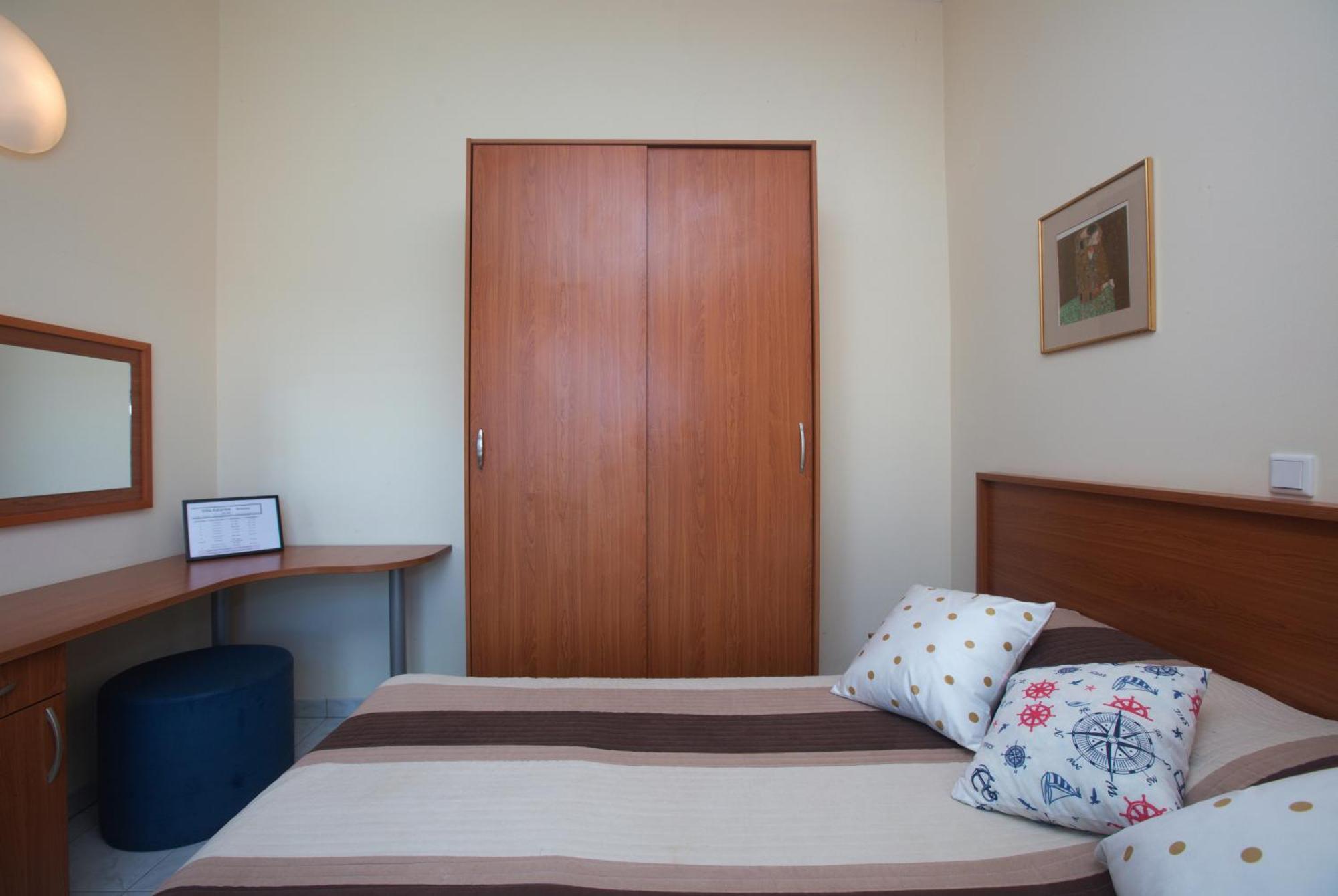 Family Friendly Seaside Apartments Brodarica, Sibenik - 15270 Rum bild