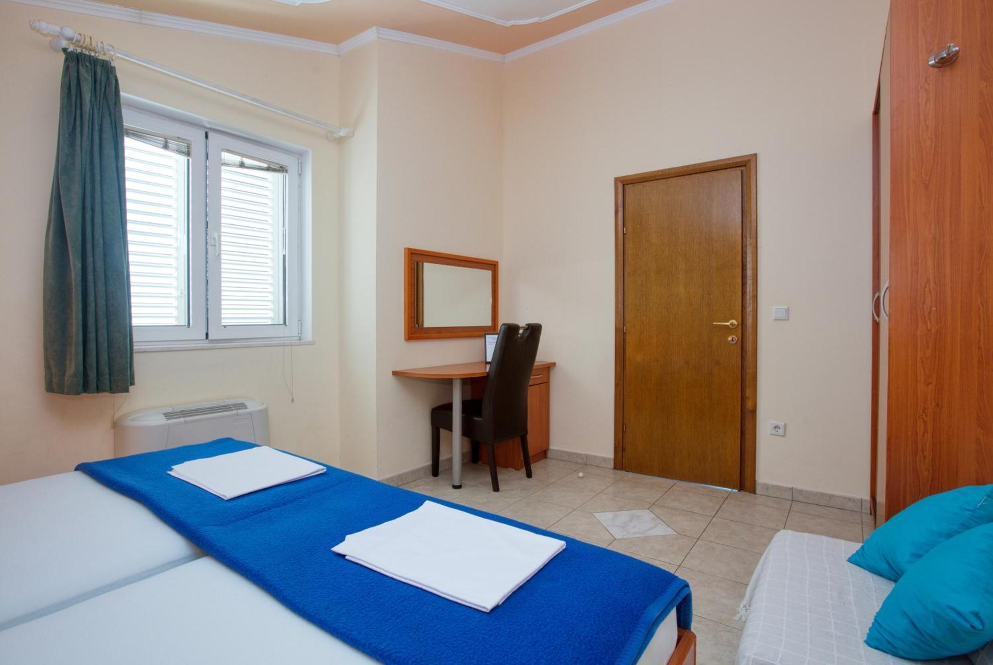 Family Friendly Seaside Apartments Brodarica, Sibenik - 15270 Rum bild