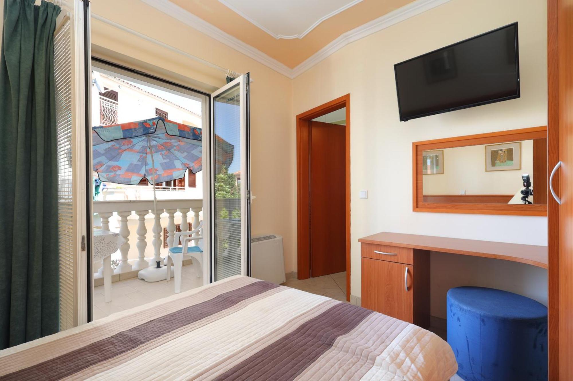 Family Friendly Seaside Apartments Brodarica, Sibenik - 15270 Rum bild