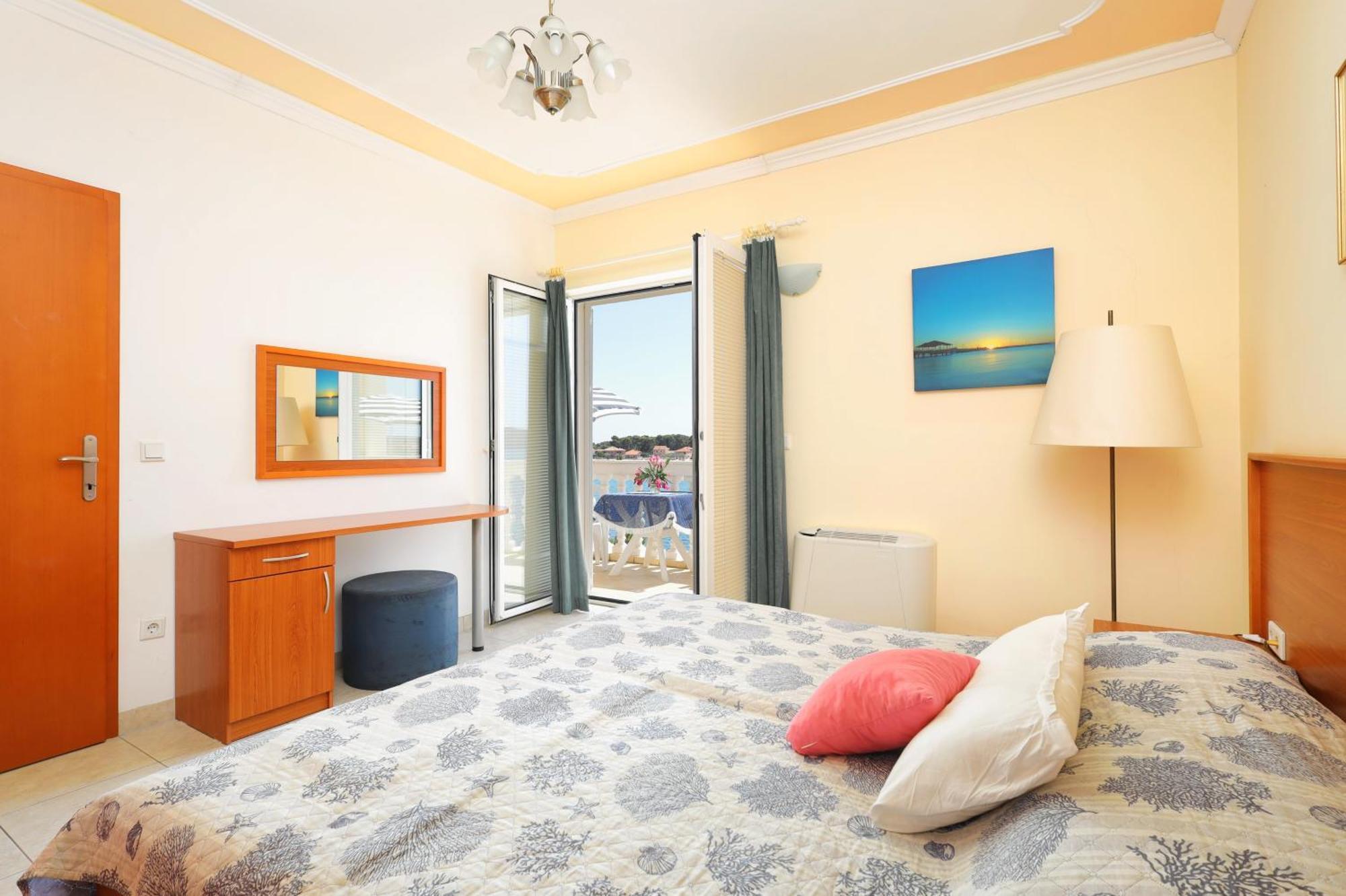 Family Friendly Seaside Apartments Brodarica, Sibenik - 15270 Rum bild